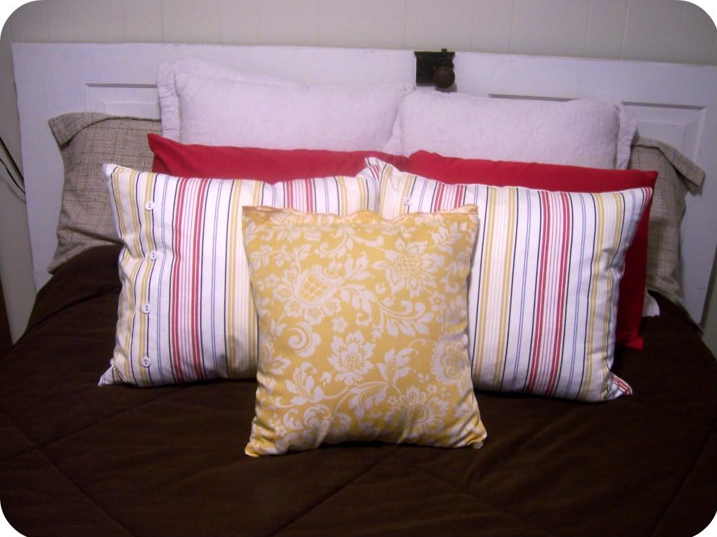 hoopdeedoo Guest Tutorial NoSew Pillow Cover by {rindercella}